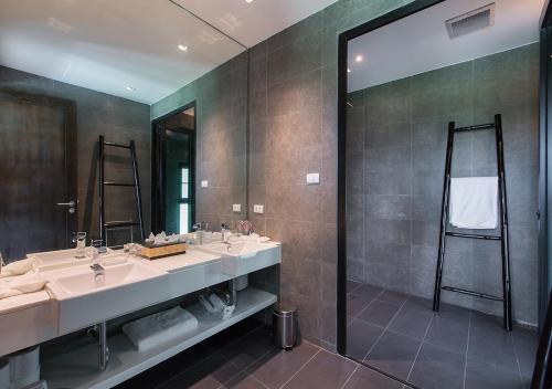 a bathroom with two sinks and a large mirror at Bungalow VILLA Rumba in Ko Yao Noi