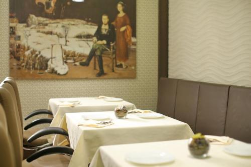 En restaurant eller et andet spisested på Belgreat Premium Suites