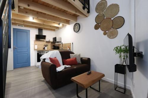 un salon avec un canapé et une table dans l'établissement L'appartement du 71 C, à Niort