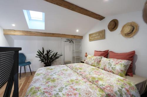 une chambre avec un lit et une fenêtre dans l'établissement L'appartement du 71 C, à Niort