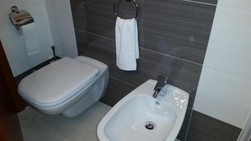 a small bathroom with a toilet and a sink at Panorama Lucano in Altamura