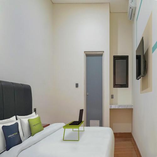 Μια τηλεόραση ή/και κέντρο ψυχαγωγίας στο Urbanview Hotel Aloevera Pontianak by RedDoorz