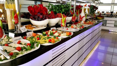 アンタルヤにあるブルー ガーデン ホテルのビュッフェ式の料理(多くの料理を含む)