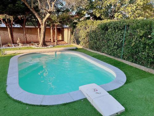 a small swimming pool in the grass with a fence at CARCASSONNE Studio avec Jacuzzi y piscina in Carcassonne