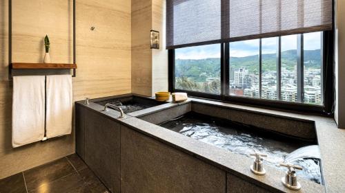 Nespecifikovaný výhled na hory nebo výhled na hory při pohledu z hotelu