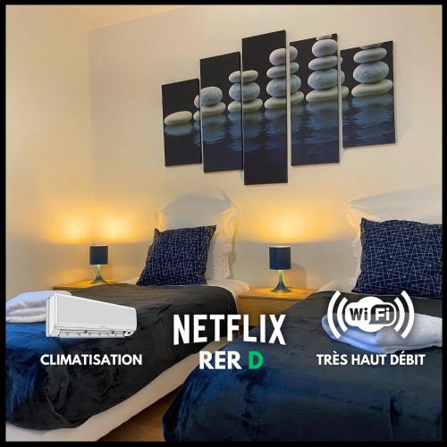 une chambre avec un lit et un tableau au mur dans l'établissement L'Escapade, Proche Carré-Sénart et Disneyland, à Combs-la-Ville