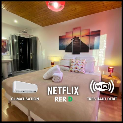 une chambre avec un grand lit et une salle de bain dans l'établissement L'Escapade, Proche Carré-Sénart et Disneyland, à Combs-la-Ville