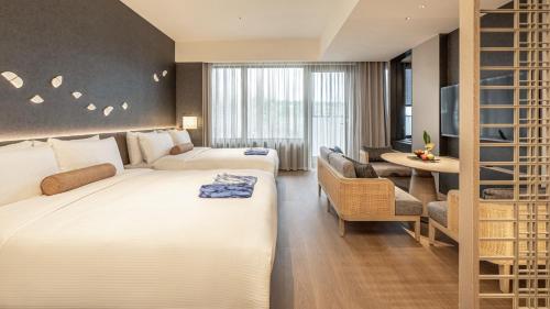 a hotel room with a large bed and a desk at 北投晶泉丰旅 Wellspring by Silks Beitou in Taipei