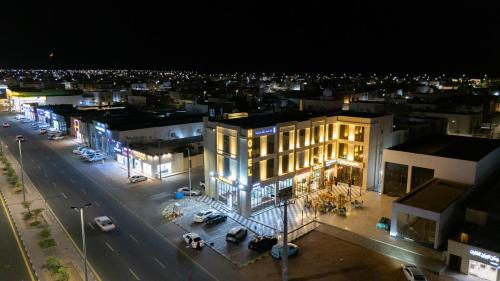 a view of a city at night with a building at ركايا الوسطى للشقق المخدومة in Hail
