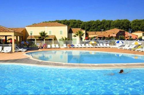une personne dans l'eau d'une piscine dans l'établissement Le Cœur de Béziers - Maison climatisée à Béziers, à Béziers