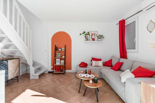 un salon avec un canapé et une table dans l'établissement Le Cœur de Béziers - Maison climatisée à Béziers, à Béziers