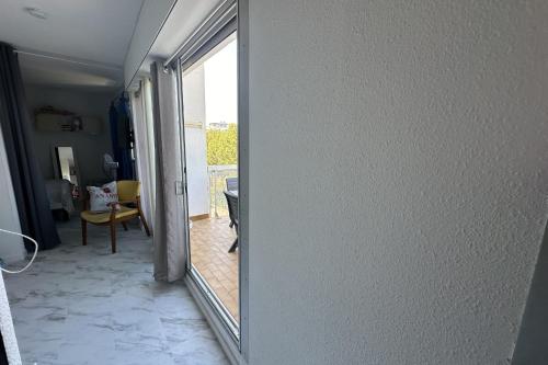- une porte menant à une chambre avec vue sur un balcon dans l'établissement Beautiful renovated T2 - close to the beach, à La Grande Motte