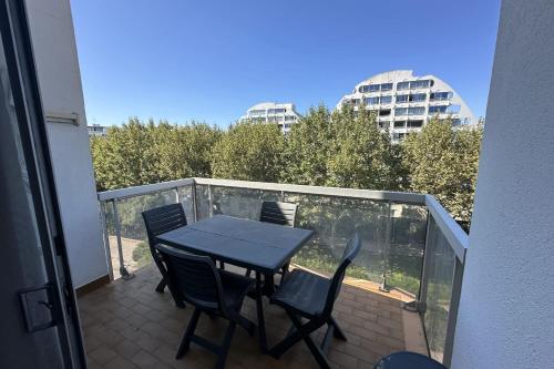 un balcon avec une table et des chaises sur un balcon dans l'établissement Beautiful renovated T2 - close to the beach, à La Grande Motte