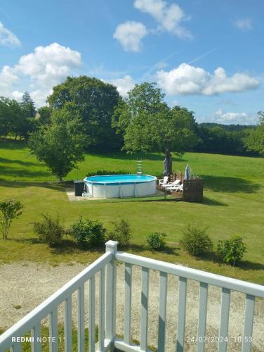 un bain à remous dans un champ à côté d'une clôture dans l'établissement Maison charmante avec piscine à Loupiac, à Loupiac