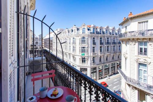 #57 Staywizus - Suite Notre Dame Central balcony & AC
