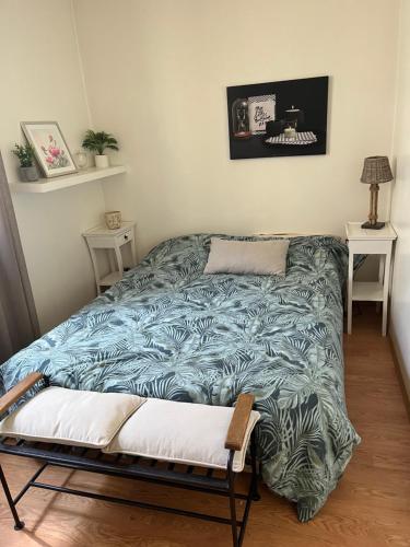 - un lit avec une couverture bleue dans l'établissement Maison 4p, vue Monts du lyonnais, à Grézieu-la-Varenne