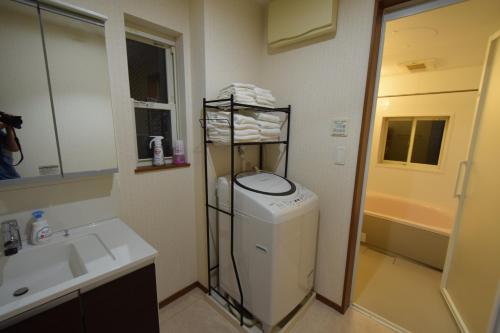 a bathroom with a sink and a washing machine at TOKYO池袋家族連れ4DKの子供連れ５星　 in Tokyo