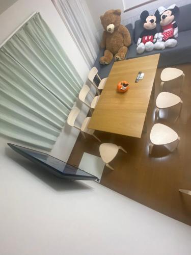 a table and some stuffed animals on a couch at TOKYO池袋家族連れ4DKの子供連れ５星　 in Tokyo
