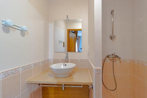 een badkamer met een wastafel en een spiegel bij Domaine la Noyeraie Périgord Noir in Paulin