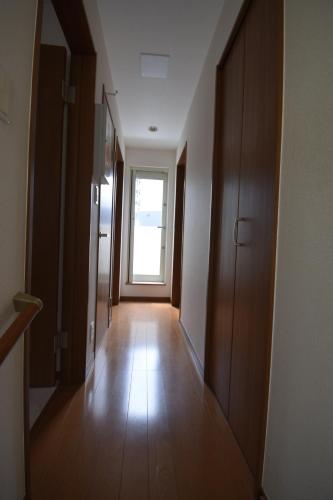 an empty hallway with a door and a window at TOKYO池袋家族連れ4DKの子供連れ５星　 in Tokyo