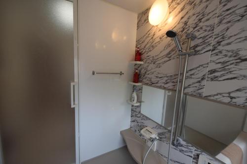 a bathroom with a shower and a sink at TOKYO池袋家族連れ4DKの子供連れ５星　 in Tokyo