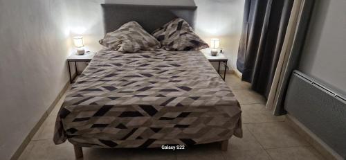 Ce lit se trouve dans un dortoir doté de 2 tables et de 2 lampes. dans l'établissement JM Carnot, à Saint-Rémy-de-Provence