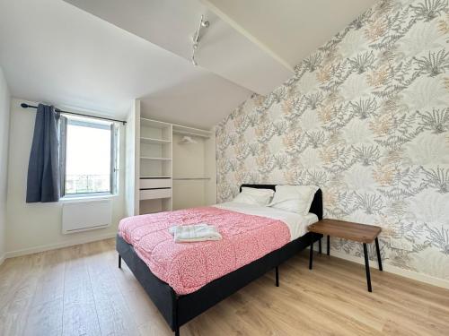 une chambre avec un lit avec une couverture rose dans l'établissement Escapade Confortable à Riom - 14 Couchages!, à Riom
