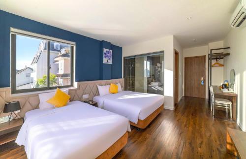 Кровать или кровати в номере Stillus Boutique Hotel Dalat