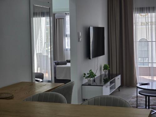TV a/nebo společenská místnost v ubytování Aspasianus 1-Bedroom Pool View Apartment in Caesar Resort