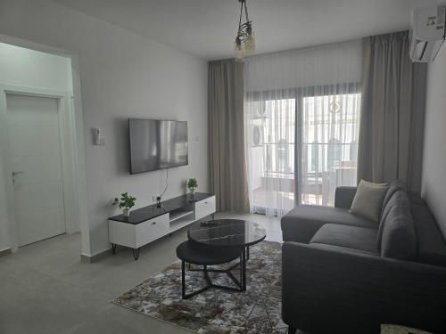 TV a/nebo společenská místnost v ubytování Aspasianus 1-Bedroom Pool View Apartment in Caesar Resort