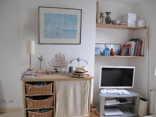 - un bureau avec un moniteur et un ordinateur dans l'établissement La Maison Bleue, authentique et charmante maison de pêcheur, à Trouville-sur-Mer