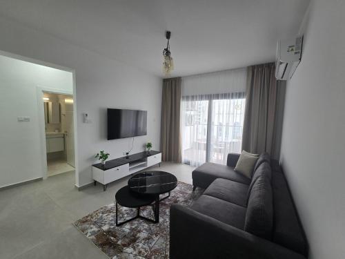 TV a/nebo společenská místnost v ubytování Aspasianus 1-Bedroom Pool View Apartment in Caesar Resort