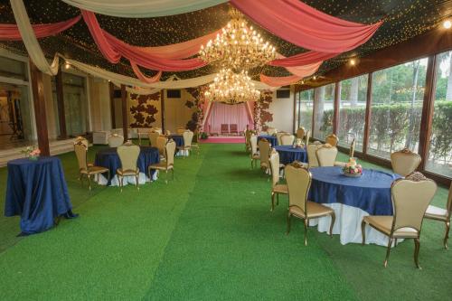 Restaurace v ubytování Opulent by Udman Chhattarpur