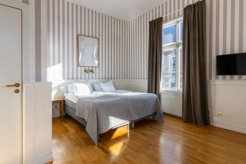 a bedroom with a bed and a window at Hotel Statt Söderhamn by First Hotels in Söderhamn