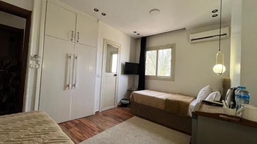 Ένα ή περισσότερα κρεβάτια σε δωμάτιο στο White Pyramids inn