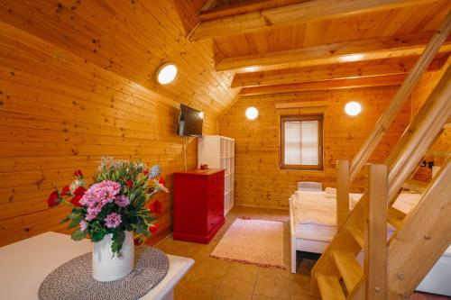 Postel nebo postele na pokoji v ubytování Chalets & Apartments - Base Camp Medvědín