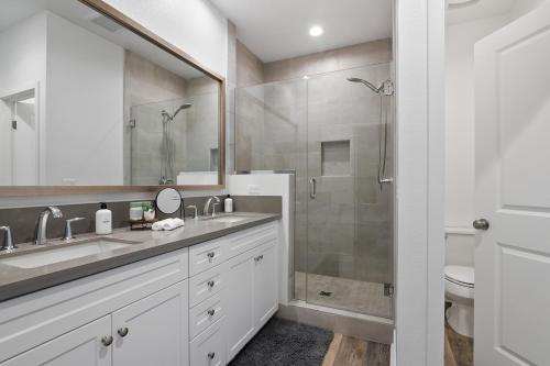 Ένα μπάνιο στο O'side Oasis 4-Bed, 4-Bath Home
