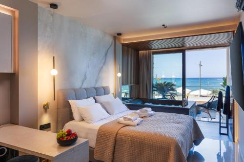 Ένα ή περισσότερα κρεβάτια σε δωμάτιο στο Sea View Suite with Indoor Jacuzzi