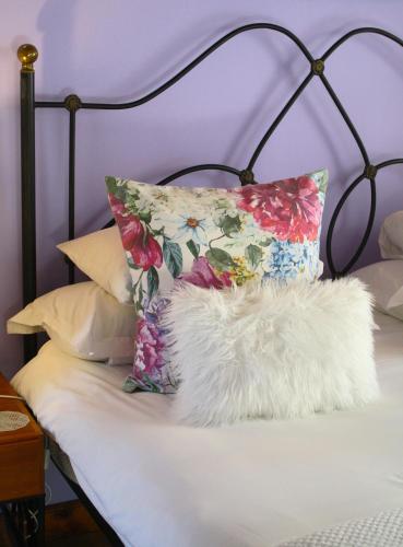 Una cama o camas en una habitación de Rothman Manor