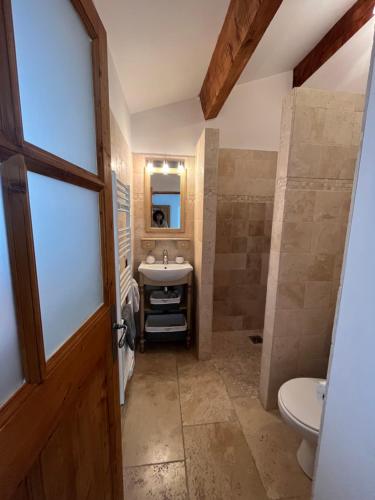une salle de bain avec un lavabo et des toilettes dans l'établissement Mas des Lubières, à Saint-Rémy-de-Provence