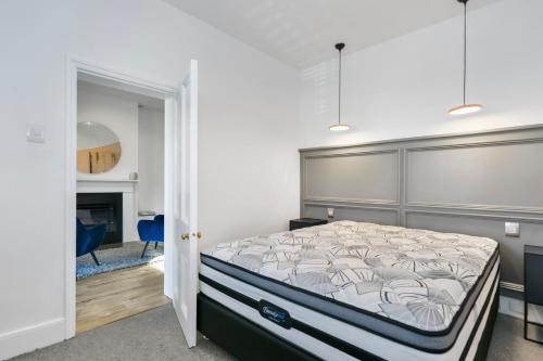 Ένα ή περισσότερα κρεβάτια σε δωμάτιο στο Hampden Cottage Luxury Georgian Apartment