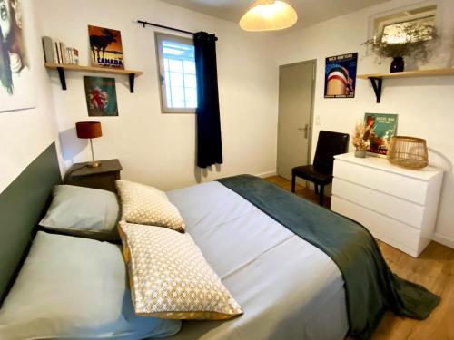 une chambre avec un lit, une commode et une fenêtre dans l'établissement Maisonnette au cœur des Alpilles, à Mouriès