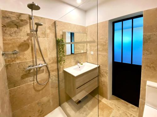 une salle de bain avec un lavabo et une douche dans l'établissement Maisonnette au cœur des Alpilles, à Mouriès