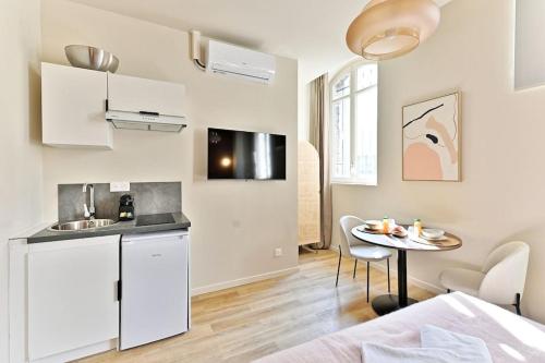 Il comprend une cuisine et un salon avec une petite table. dans l'établissement Studio équipé et confortable Porte de Pantin, à Le Pré-Saint-Gervais