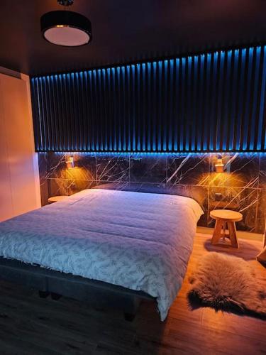 une chambre avec un grand lit et une table dans l'établissement Appart design Jacuzzi Sauna, Salle de sports, à Emmerin