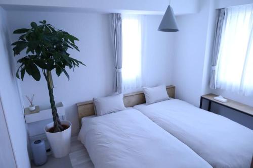 Una cama o camas en una habitación de famSAPPORO