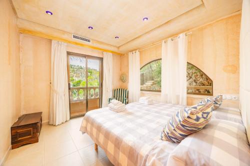 Posteľ alebo postele v izbe v ubytovaní Villa Cala Llamp