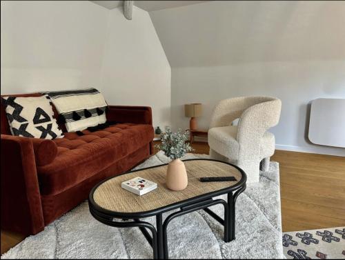 un salon avec un canapé et une table basse dans l'établissement Eucalyptus - Reims, à Reims