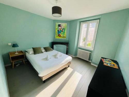 une chambre avec un grand lit blanc et une fenêtre dans l'établissement Disney House, à Chessy