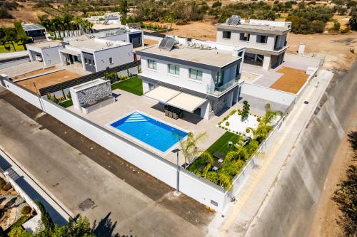 Bazén v ubytování Villa Eleni by Ezoria Villas nebo v jeho okolí